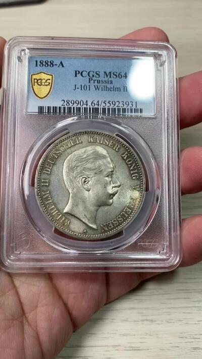 万国钱币拍卖第059期 PCGS MS64 NGC MS63 1888年德国三皇之年威廉二世短翅流通5马克 仅单年发行且流通充分的短翅马克名品 也是德意志第二帝国三皇年系列中不可或缺的一枚 高分高品极其难得 黄油转光底板原味五彩环绕 细节锋利异常