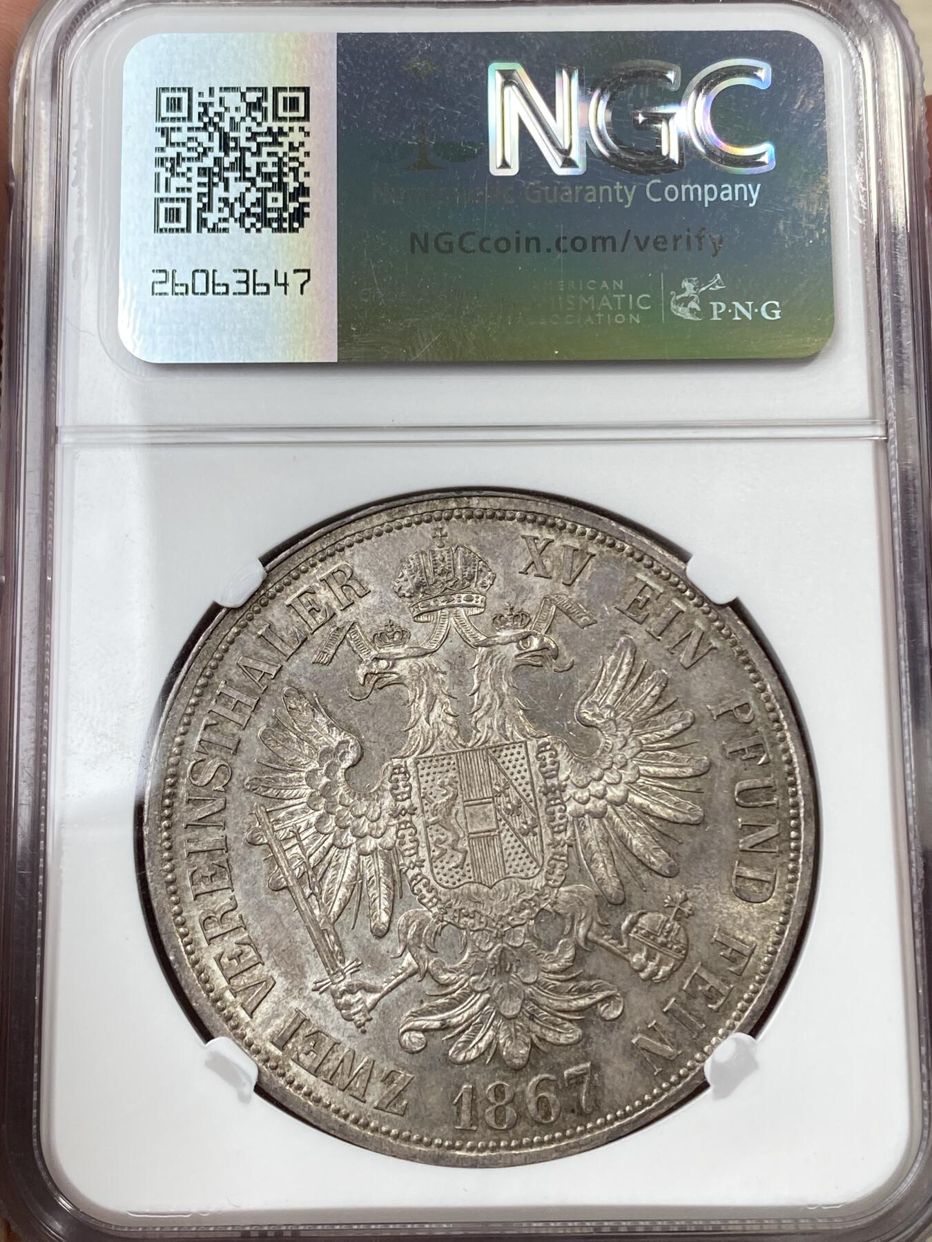 万国钱币拍卖第059期 NGC MS63 NGC MS63 1867年奥地利弗朗茨一世双头鹰流通2泰勒 维也纳货币协议的产物 和常见的德国2泰勒形制一般无二 除了1857年发行的大名誉品南方铁路2泰勒外 奥地利只在1865~67三年间发行过流通2泰勒（其中65年为早期头像版 ） 1867年的发行量为8300枚 在流通2泰勒中算是非常少的存在 极其原味的纸袋包浆 完全未动过的原始状态 HA一月拍卖64分成交价8540美金