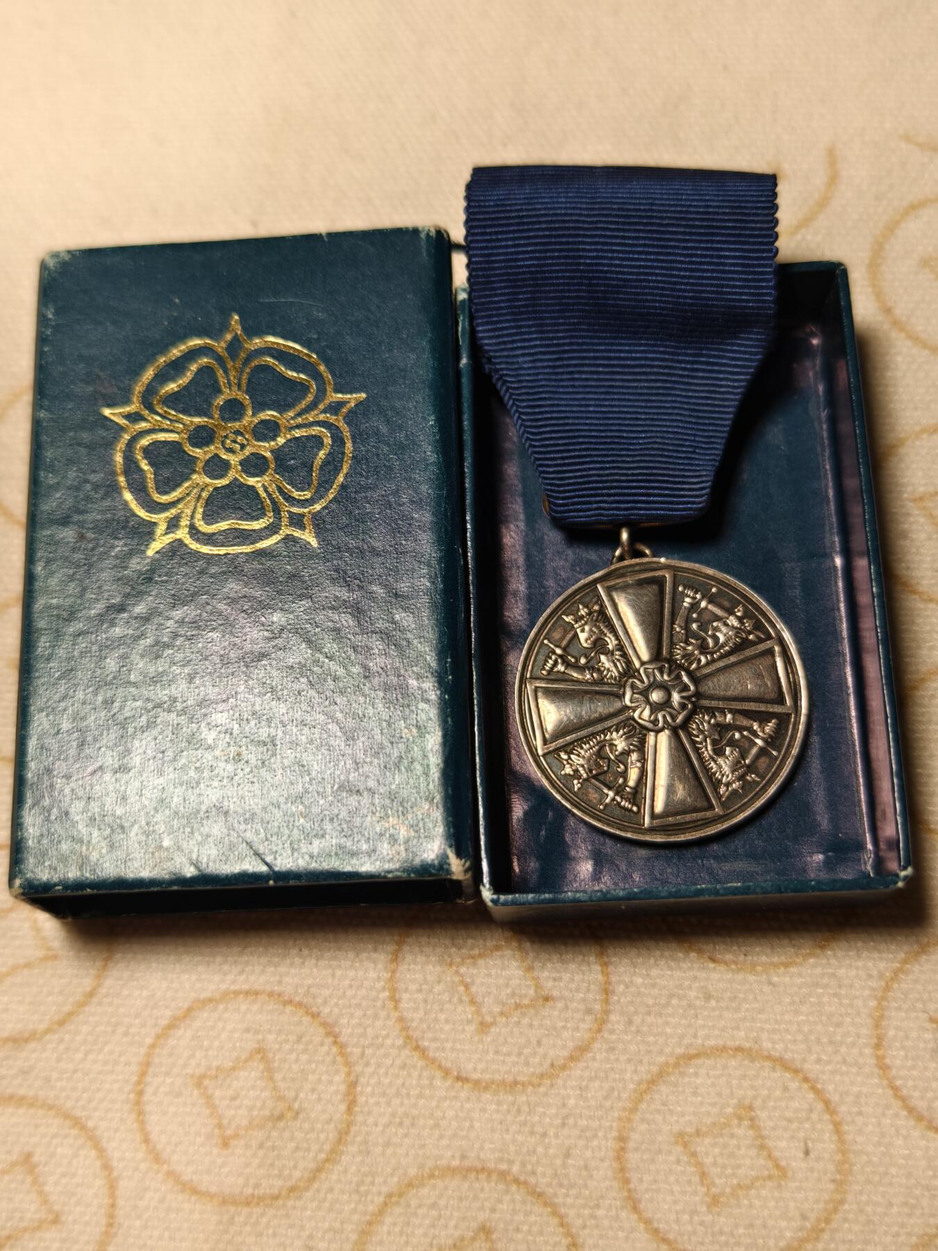 抚柳草堂-第十期章牌钱币  奖章勋章限时免佣 满百包邮 放漏专场 芬兰二级白玫瑰奖章 原盒极美品 银质四标齐全 去掉绶带净重14.7g