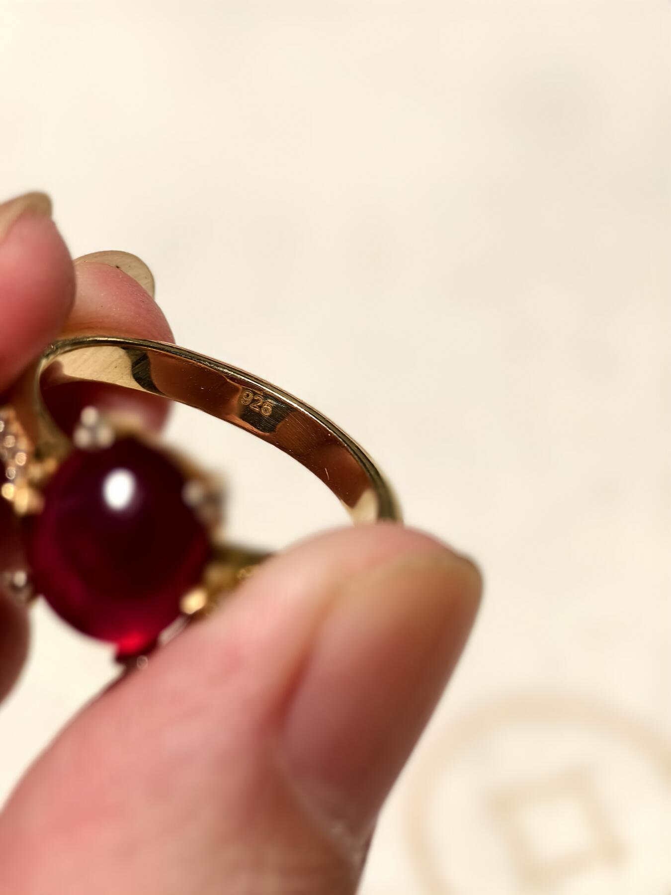 抚柳草堂-第十期章牌钱币  奖章勋章限时免佣 满百包邮 放漏专场 回流红宝石戒指 银镀金镶嵌红宝石 宝石长10.5宽7.5mm 重4.9g 打标925 内圈约18.8mm