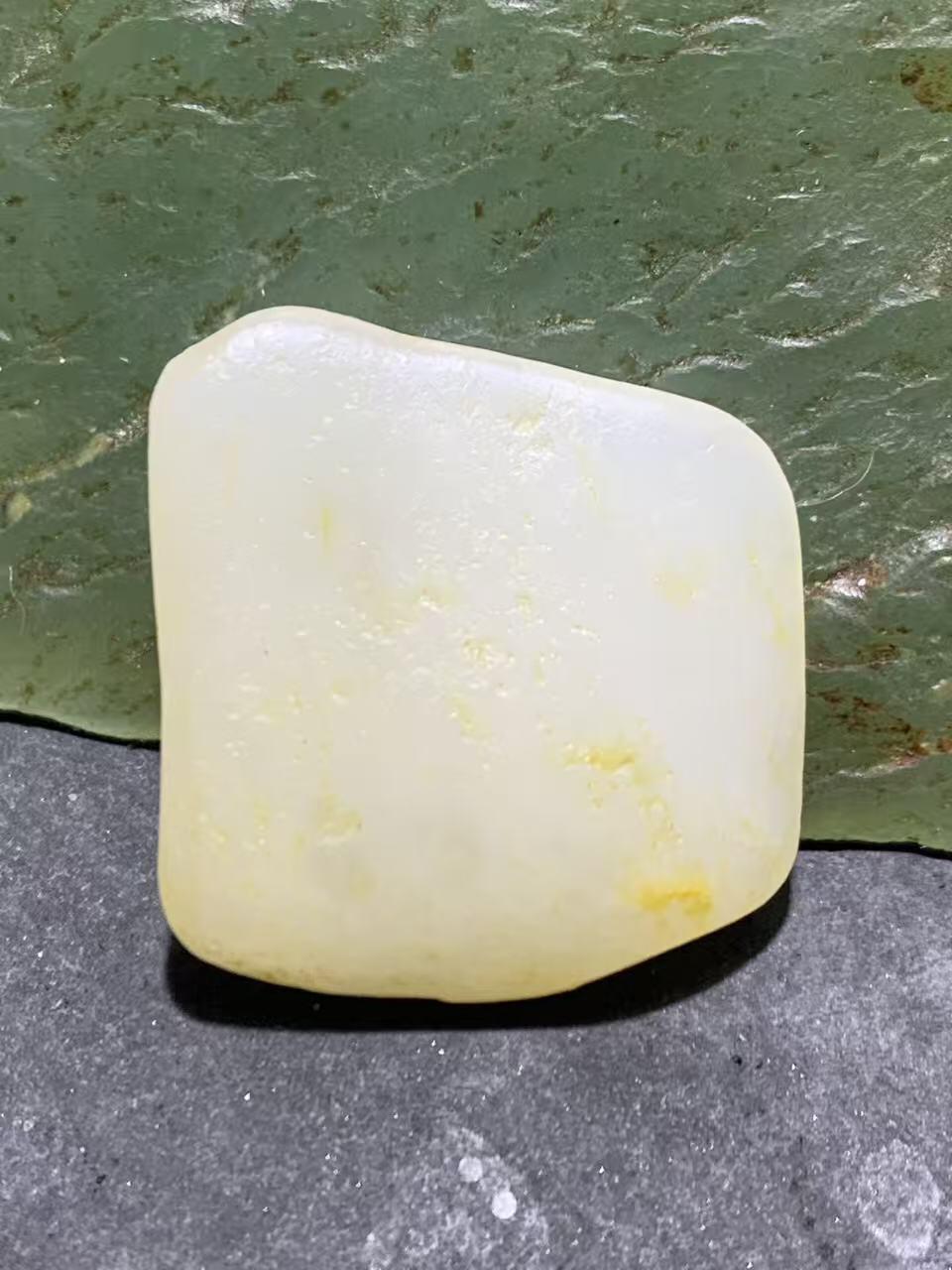 精美洒金皮和田白玉独籽原石一颗