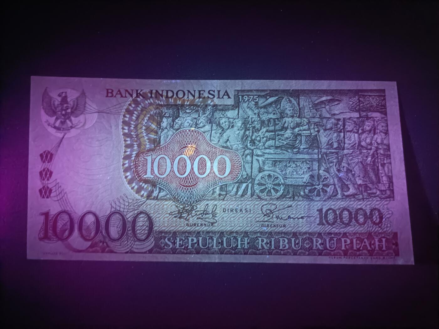2026一月第四期，总214期 印度尼西亚1975版10000卢比AUNC，佛塔浮雕和传统工艺面具，此版本最大面值