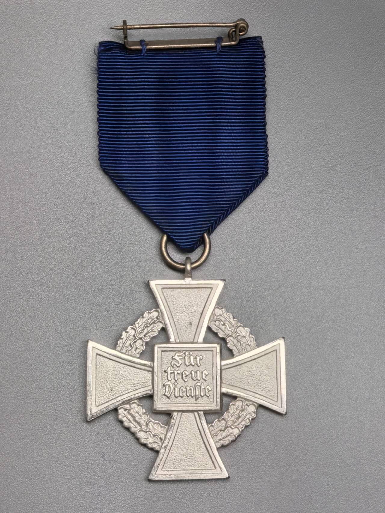 小驴勋章奖章收藏1月24日周六晚六点拍卖（珍爱和平，收藏战争，铭记历史，勿忘国耻，忠党爱国。有偿代拍，送拍规则在简介最后，参拍须阅读规则后再参拍，关系到运费包装发货时效真假辨别等关键信息，拍卖时不再发原图，看大图店主微信码在拍卖店铺介绍里）