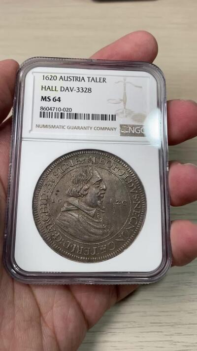 万国钱币拍卖第059期 NGC MS64 1620年神圣罗马帝国利奥波德五世纹章大泰勒 哈尔厂铸造 均匀一色的欧陆五彩包浆 历经四百余年时光洗礼依然保持如此顶级品相 足以证明每任藏家都对其爱护有加 NGC冠军分