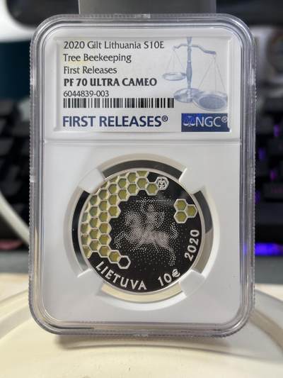 第189期拍卖 - 立陶宛2020采蜂人镀金纪念银币NGC-PF70首期无原盒证书，23.33克，925银镀金，发行量2500枚