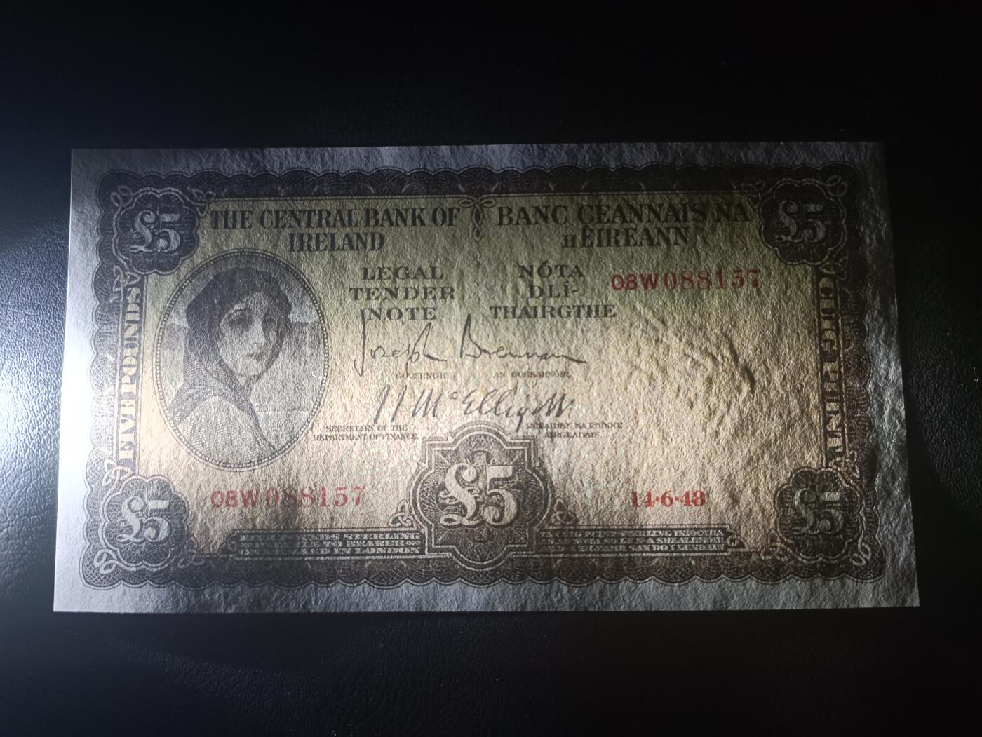 2026一月第四期，总214期 爱尔兰1948年5镑UNC-，早期下方有英爱两国货币互换协议的版本，爱尔兰人格化象征“拉维利夫人”
