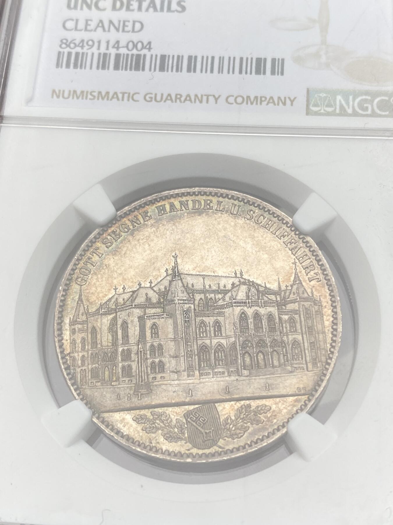 万国钱币拍卖第059期 NGC UNCD 1864年德国不莱梅证券交易所1泰勒 发行量仅5000枚联合泰勒名誉品种 其建筑细节刻画丝丝入扣 均匀香槟色五彩包浆非常养眼