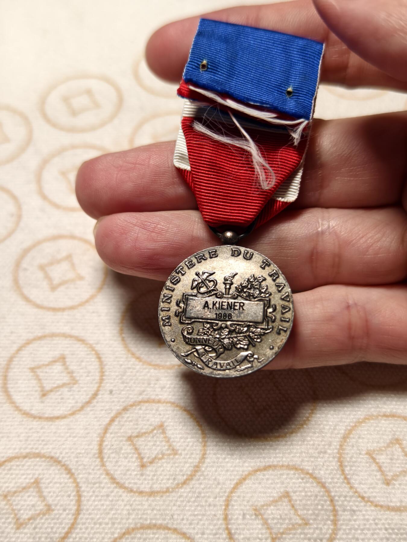 抚柳草堂-第十期章牌钱币  奖章勋章限时免佣 满百包邮 放漏专场 1986法国银级劳工奖章   银质 925银带银标   去掉绶带净重9.7g 品相不错原装绶带