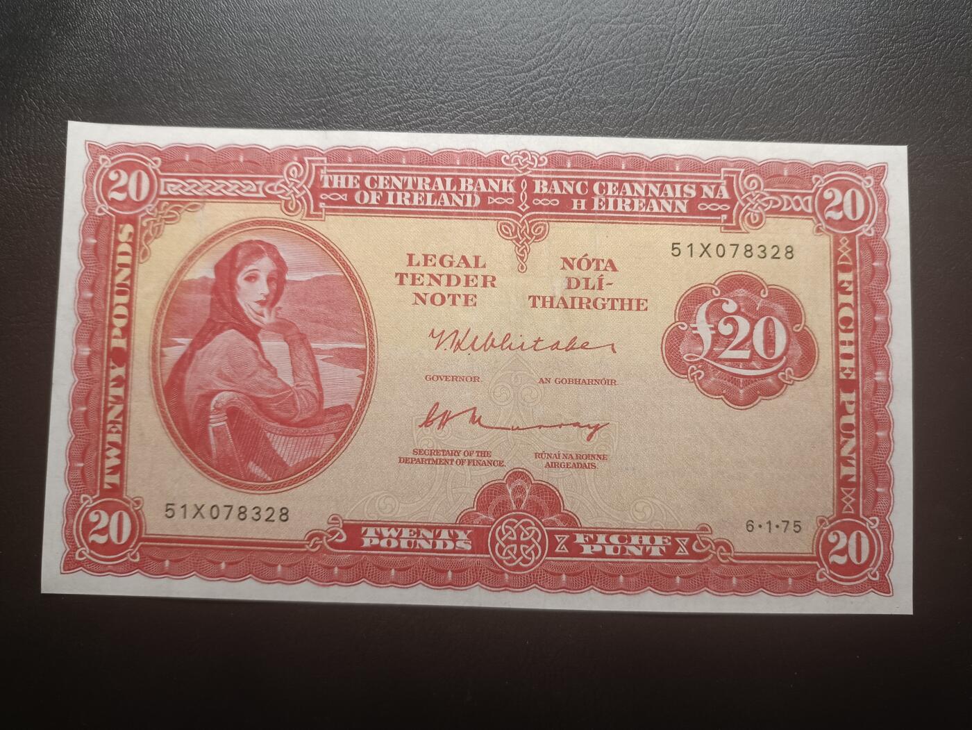 2026一月第四期，总214期 爱尔兰1975年20镑流通好品XF，爱尔兰人格化象征“拉维利夫人”，稀有的中高面值