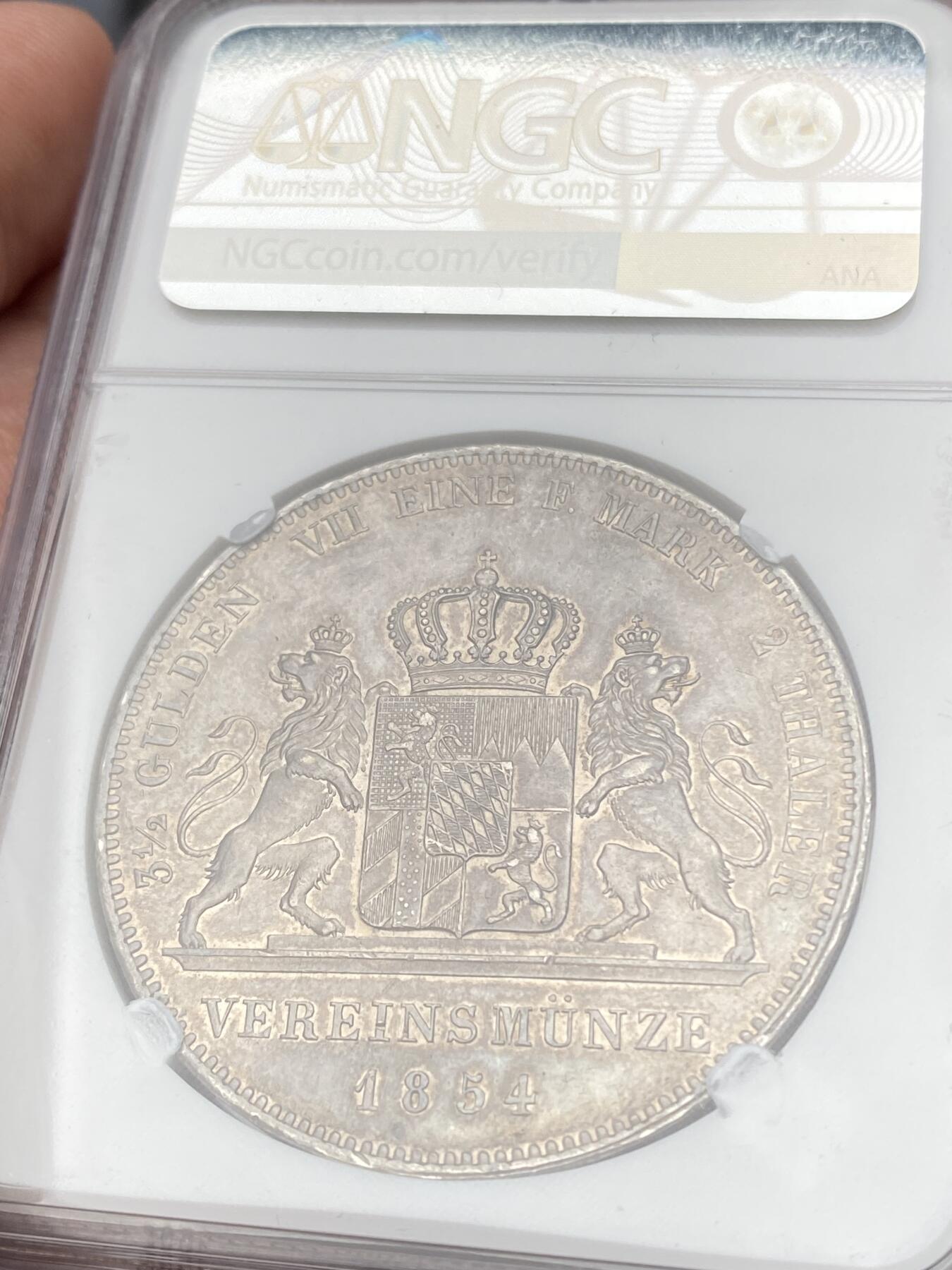 万国钱币拍卖第059期 NGC MS61 1854年德国巴伐利亚马克西米利安二世双狮纹章2泰勒 难得流通好品 淡彩包浆与深俊的打制是流通2t中不可多得的状态 NGC错标水晶宫