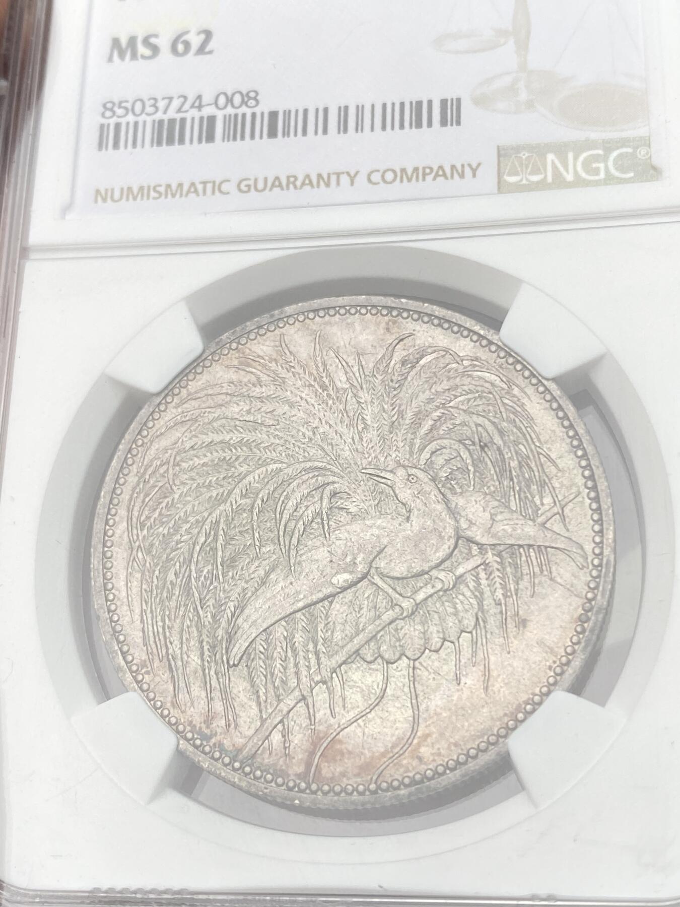 万国钱币拍卖第059期 NGC MS62 1894年德国殖民地德属新几内亚天堂鸟5马克大银 德属大名誉品种 炫技式的华丽天堂鸟雕刻 好品银主币更是极其难得 其繁复细节令人叹为观止 原味青灰包浆 越来越贵的存在
