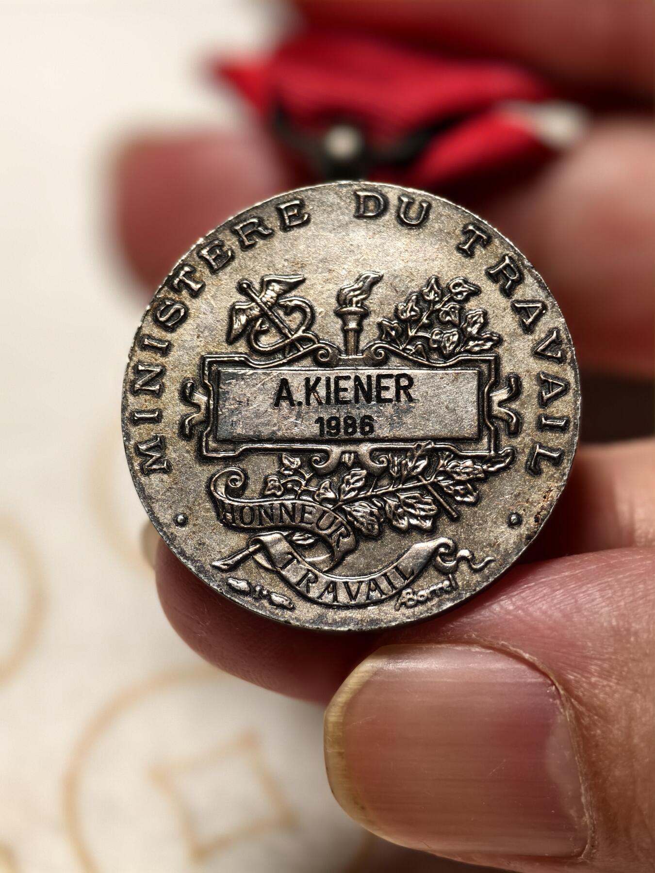 抚柳草堂-第十期章牌钱币  奖章勋章限时免佣 满百包邮 放漏专场 1986法国银级劳工奖章   银质 925银带银标   去掉绶带净重9.7g 品相不错原装绶带