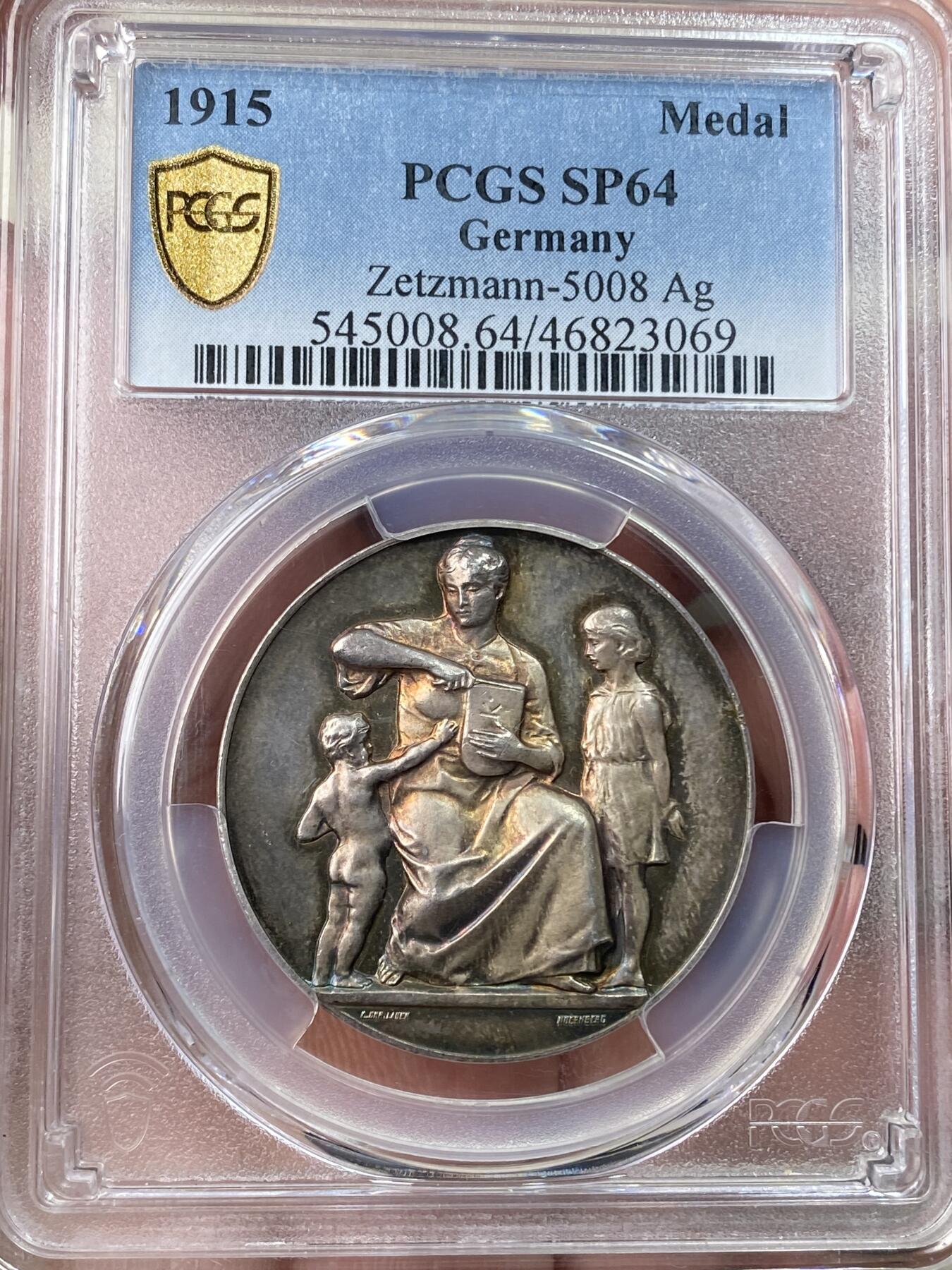 万国钱币拍卖第059期 PCGS SP64 1915年德国一战历史银章 国家饥荒救济面包计划 德国母亲为两个孩子喂食面包，画面温馨可爱，绚丽彩浆。顶级镜面工艺，冠军分。官网广告章，高浮雕实物绝美。纽伦堡造币厂，德章大师Lauer作品。
