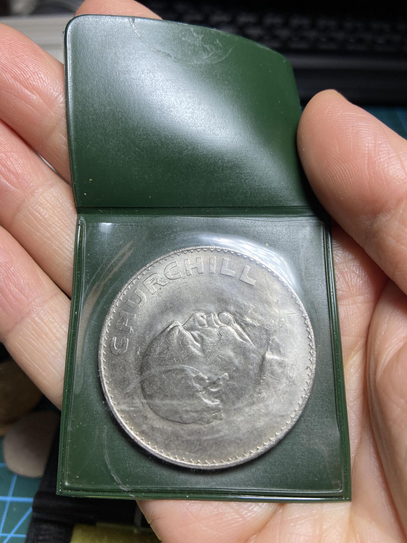 2026年第十四场(总第一百八十三场）外国好品散币场(免佣金) 威廉姆斯·迪肯银行原装全新–英国🇬🇧1965年1克朗(丘吉尔逝世纪念币)