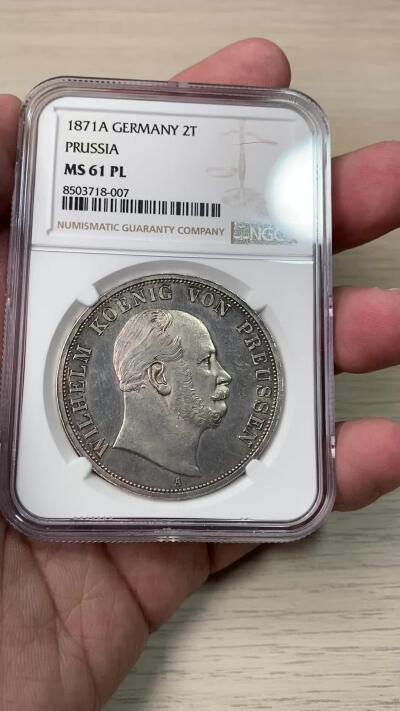万国钱币拍卖第059期 NGC MS61PL 1871年德国普鲁士威廉一世鹰徽2泰勒 铸造于普法胜利年份的普鲁士大鸟 同时也是普鲁士2泰勒的关门年份 1134枚的发行量决定了其当之无愧的大Key地位 淡彩高浮雕镜面喷砂质感  难得一见的收藏品质 NGC唯一冠军分