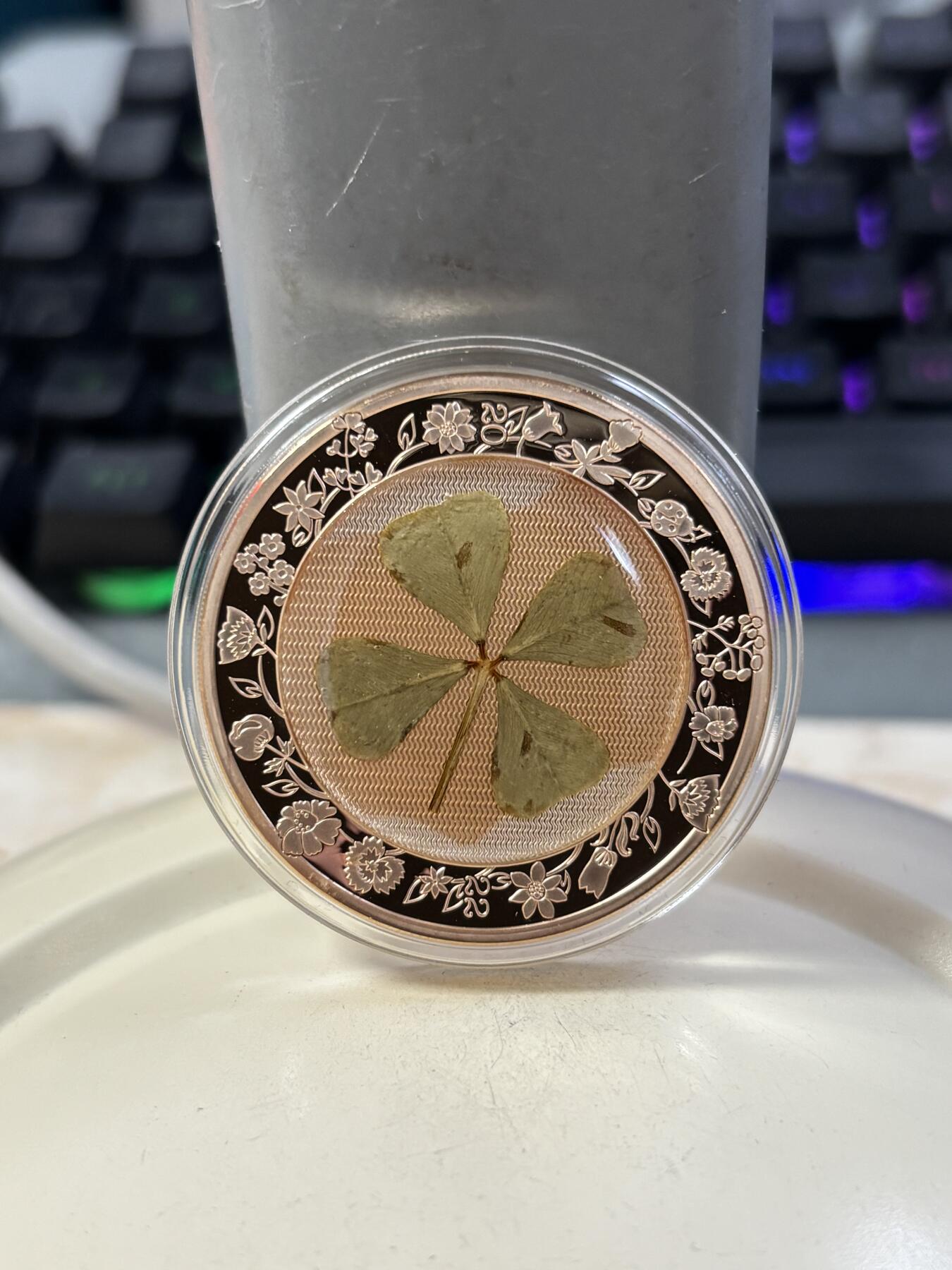 第189期拍卖 帕劳2020年幸运草系列镶嵌四叶草1盎司玫瑰金银币，999银镀金，发行2022枚，币有工艺问题，没有黑色纸套