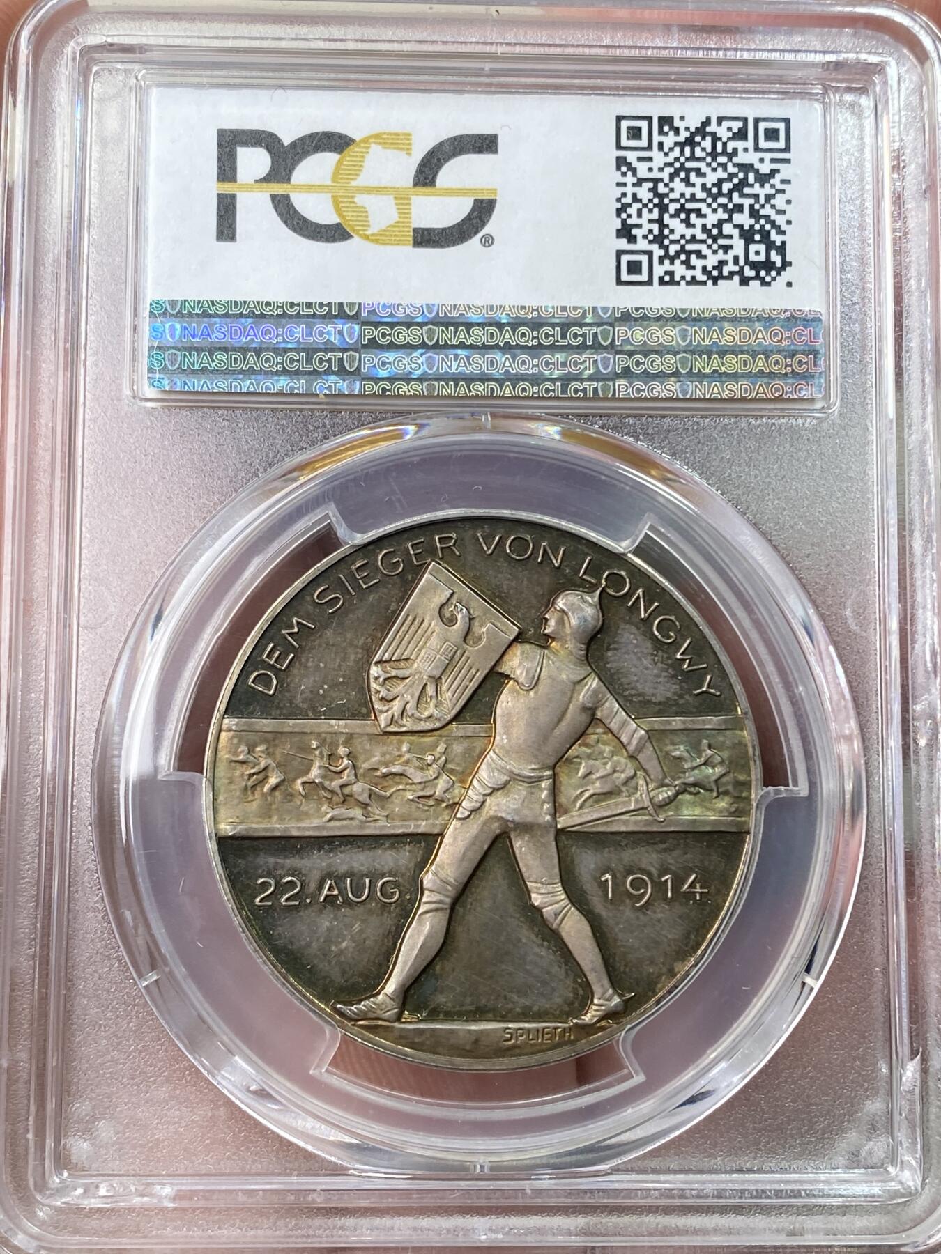 万国钱币拍卖第059期 PCGS SP64+ 1914年德国一战银章 威廉王储/隆维战役 冠军分唯一记录 官网广告封面章 银章评级给+号极为不易，顶级状态。高浮雕，精制底板。紫罗兰浓郁彩虹包浆，绚丽光泽，冰霜图案，微妙的色彩融合极具魅力。正面:威廉王储半身像，身穿骷髅骠骑兵制服。背面:手持帝国鹰徽盾牌和长剑的武士，骑兵在战场上无畏的冲锋。作为威廉皇帝的继承人，他是德意志帝国和普鲁士王国的最后一位王储，直至君主制废除。