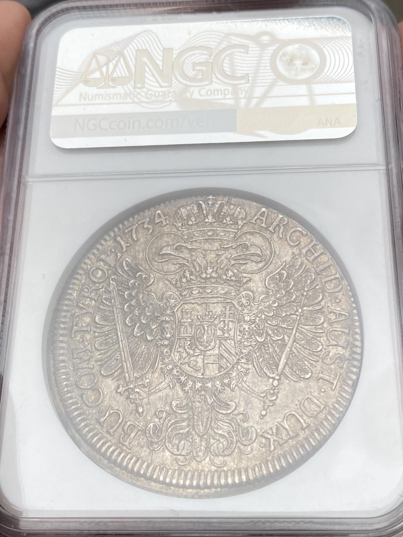 万国钱币拍卖第059期 NGC MS63 1734年神圣罗马帝国皇帝卡尔六世双头鹰大泰勒 哈尔厂铸造 神罗经典品种 双面均匀欧陆深五彩 细节锋利打制极佳 NGC唯一冠军分典藏级品质