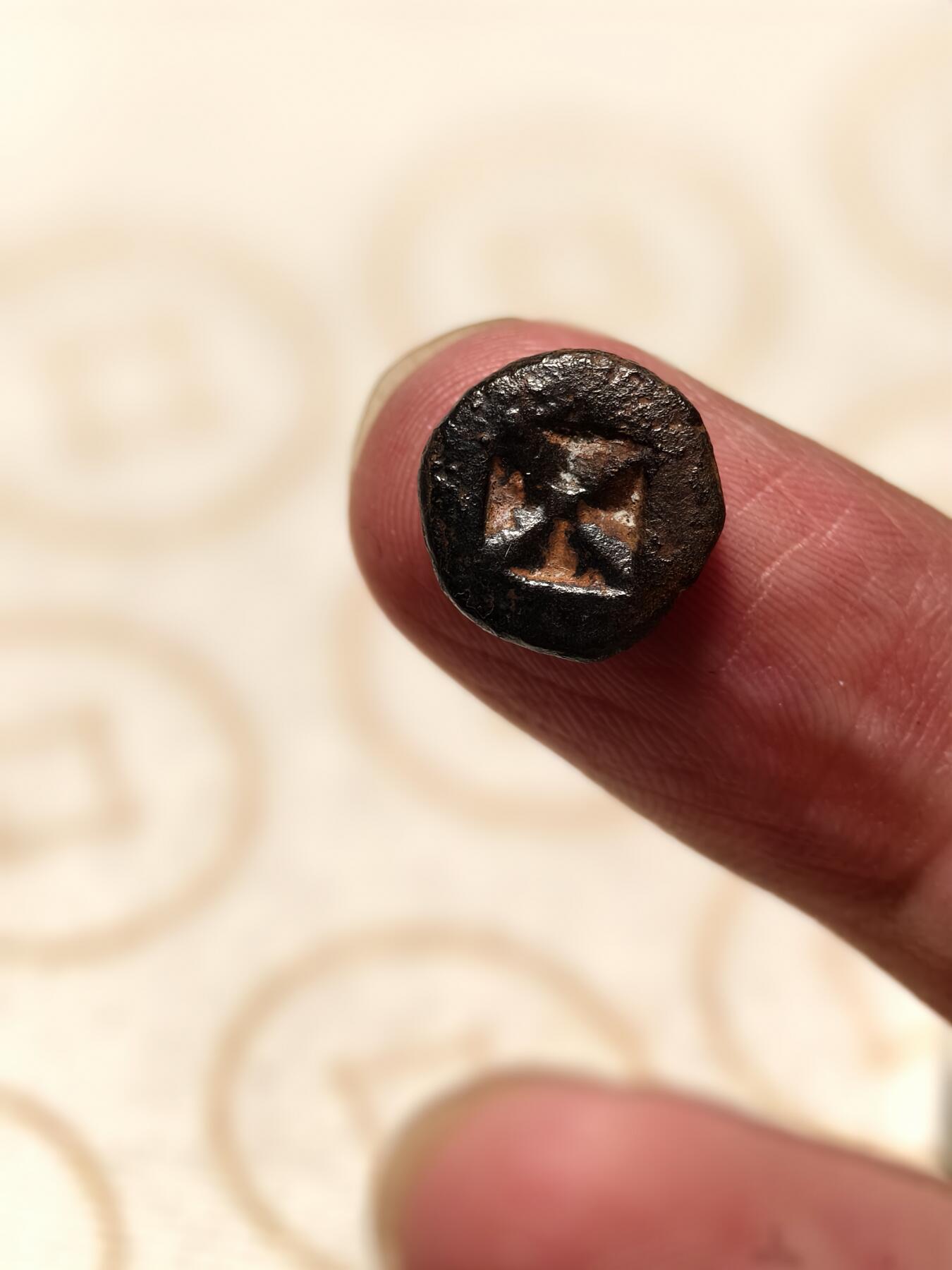 抚柳草堂-第十期章牌钱币  奖章勋章限时免佣 满百包邮 放漏专场 三佛齐王国末期至满者伯夷王国早期打制小银币 1.7g重正面有檀香花徽记，背面爪哇岛文，面值1 Unit或称Masa