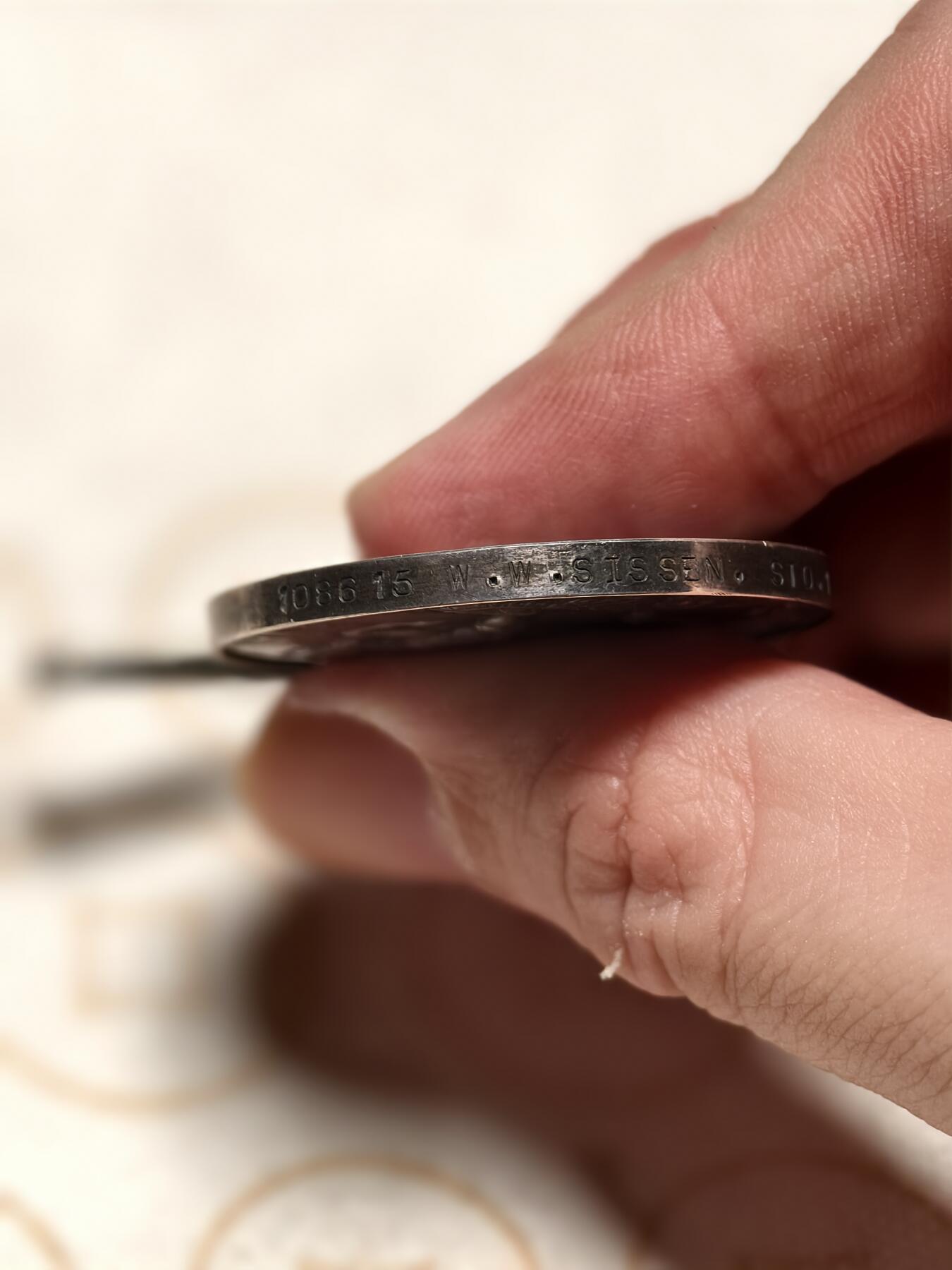 抚柳草堂-第十期章牌钱币  奖章勋章限时免佣 满百包邮 放漏专场 1918英国一战战争奖章 银制 重1盎司925银 原绶带带边铭 去掉绶带重32.9g 银料价超650了