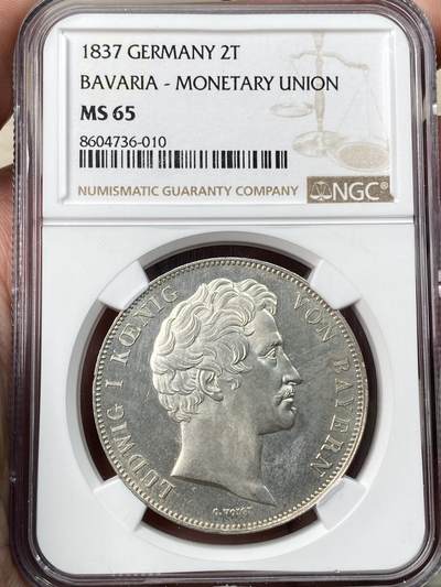 万国钱币拍卖第059期 - NGC MS65 1837巴伐利亚路德维希一世货币联盟历史2泰勒 纪念1837年南德六邦在慕尼黑签署《慕尼黑货币协议》，决定停发王冠泰勒，转而以传统的古尔登为单位发行货币，2泰勒面值等于3.5古尔登，而此枚历史2t也就成为了邦国协议2泰勒的开山之作。 类镜面喷砂PL质感顶级BU状态 NGC唯一亚军分