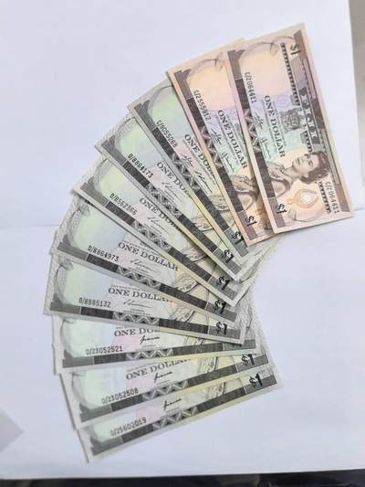 各国外币第109期 - 斐济1元 不同签名9品10张