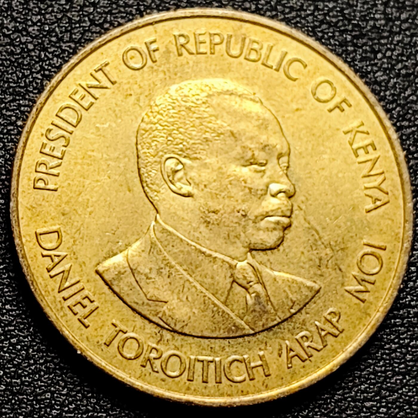 泉币菌-第173场- 精品福利场 原铜光美品 首任总统乔莫 肯尼亚10分黄铜硬币1989年 30.8mm9.0g