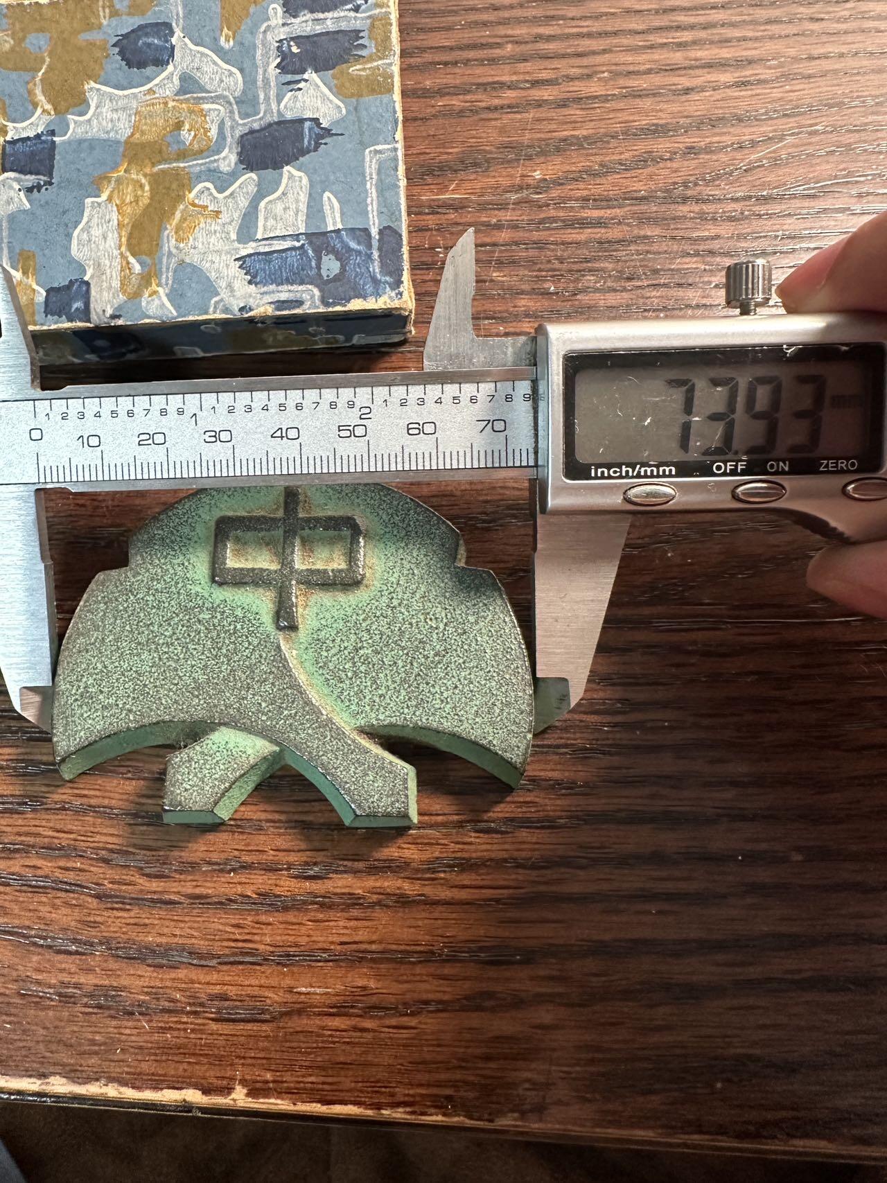 蒂克钱币-第55场 日本章 企业章拍卖 昭和49年 八王子市长房中学 青铜镇纸章 174g