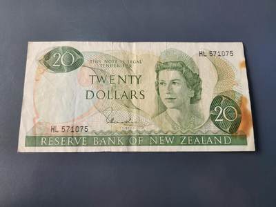 1月22号晚上8点 外国纸币自动截拍第11场 - 新西兰20高冠女王原票有斑