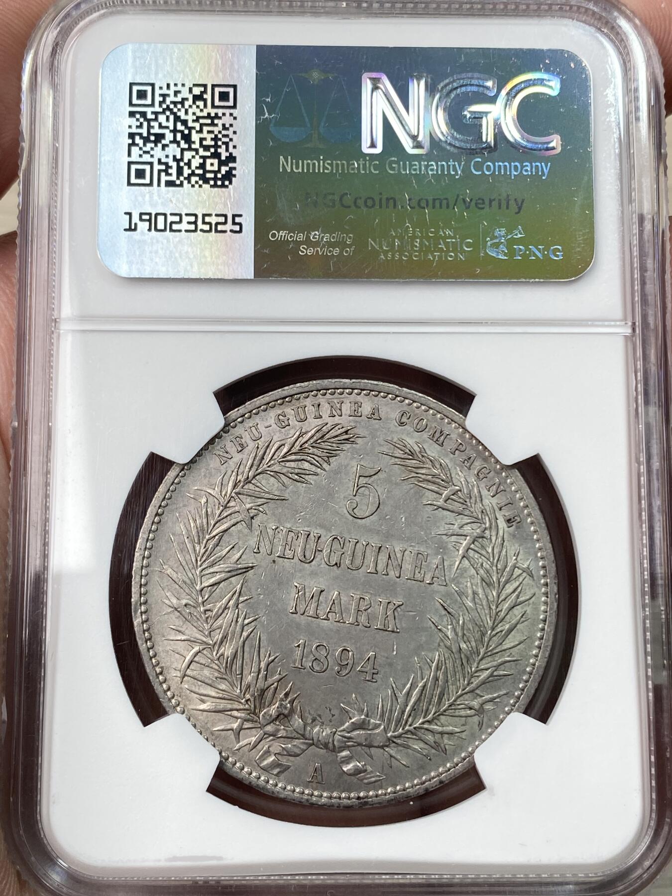 万国钱币拍卖第059期 NGC MS62 1894年德国殖民地德属新几内亚天堂鸟5马克大银 德属大名誉品种 炫技式的华丽天堂鸟雕刻 好品银主币更是极其难得 其繁复细节令人叹为观止 原味青灰包浆 越来越贵的存在