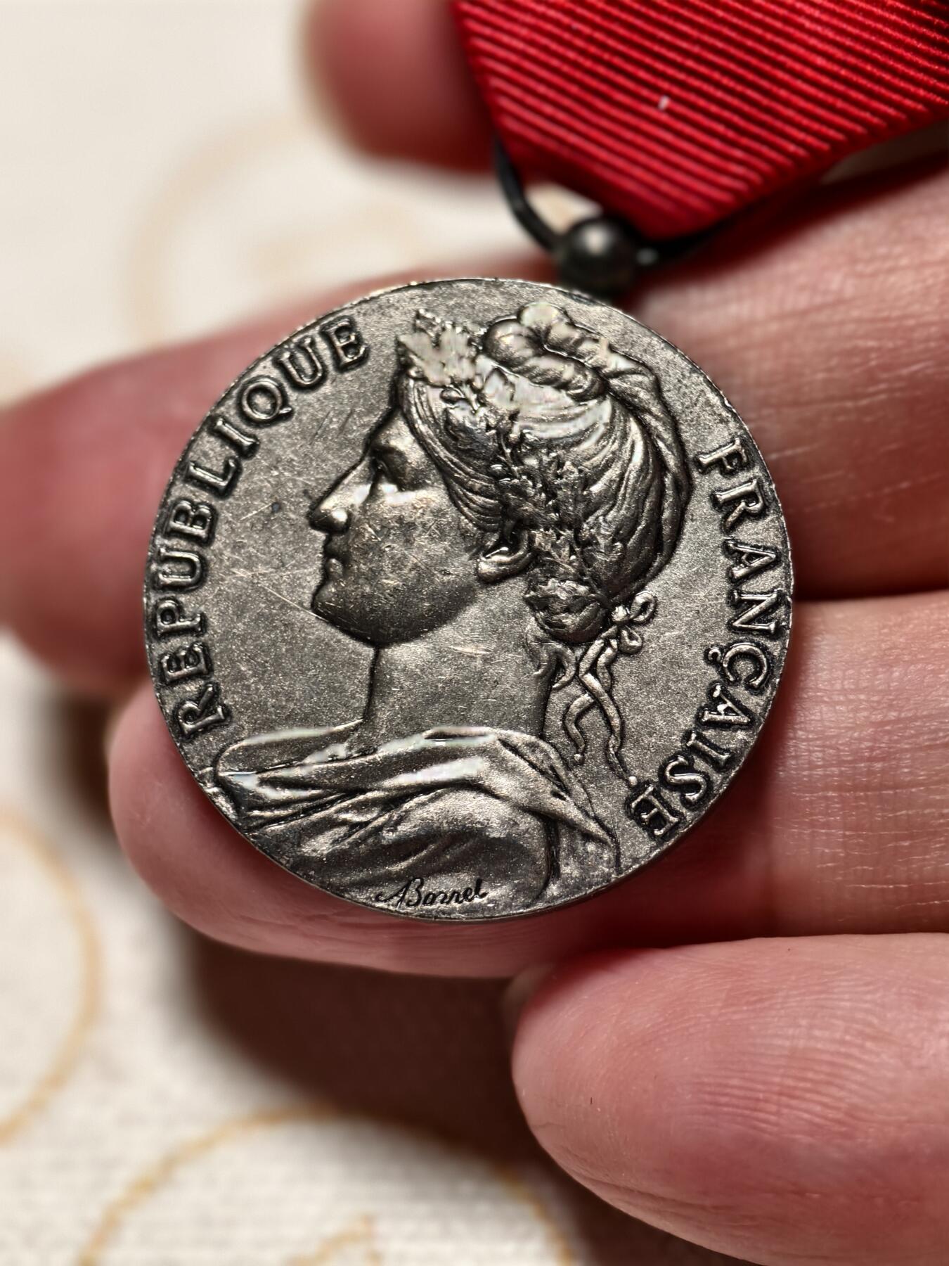 抚柳草堂-第十期章牌钱币  奖章勋章限时免佣 满百包邮 放漏专场 1986法国银级劳工奖章   银质 925银带银标   去掉绶带净重9.7g 品相不错原装绶带