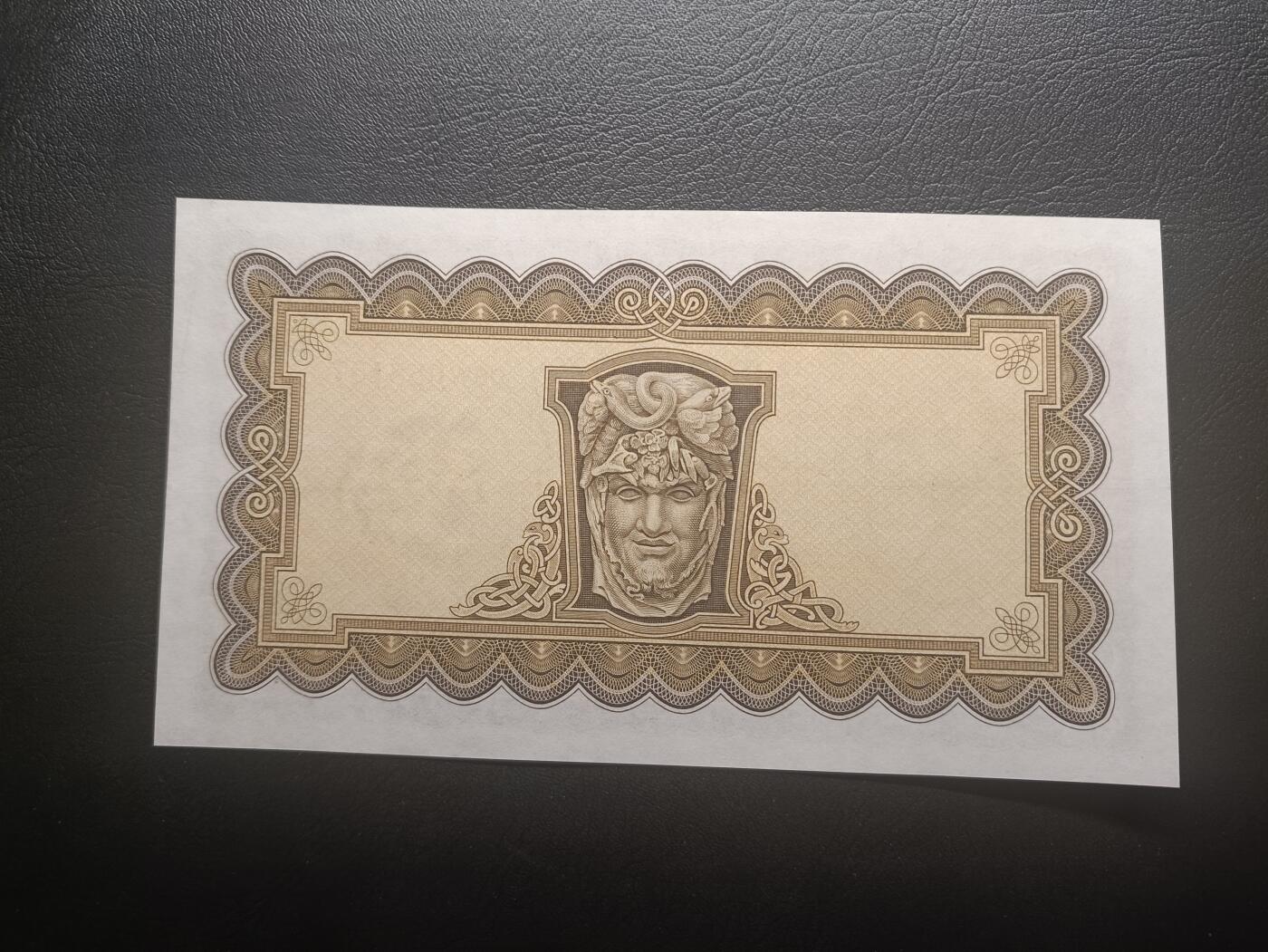 2026一月第四期，总214期 爱尔兰1948年5镑UNC-，早期下方有英爱两国货币互换协议的版本，爱尔兰人格化象征“拉维利夫人”