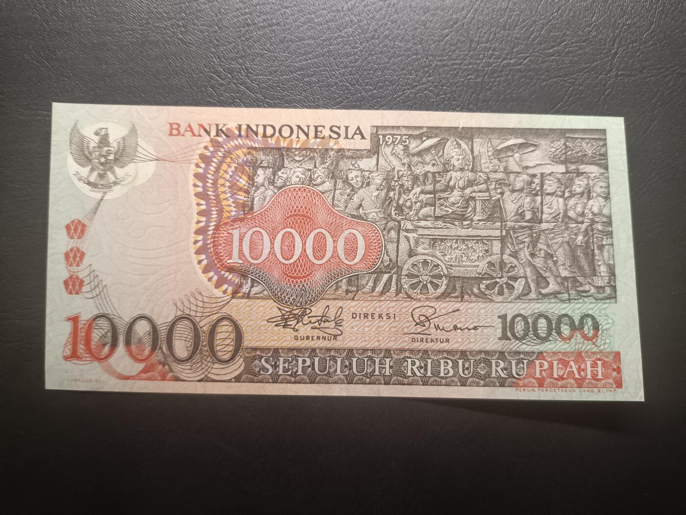 2026一月第四期，总214期 印度尼西亚1975版10000卢比AUNC，佛塔浮雕和传统工艺面具，此版本最大面值