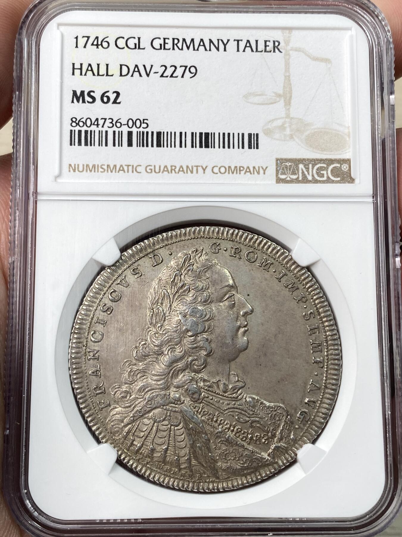 万国钱币拍卖第059期 NGC MS62 1746年神圣罗马帝国时期哈尔自由市三盾徽大泰勒 发行量仅800枚的神罗大泰勒 正面人像为时任神罗皇帝的弗朗西斯一世 同时也是玛利亚特蕾莎的丈夫 背面为设计独特的哈尔三盾徽 领先时代的顶级工艺 高浮雕质感跃然币面 原味淡彩收藏级品质