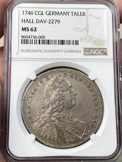 万国钱币拍卖第059期 - NGC MS62 1746年神圣罗马帝国时期哈尔自由市三盾徽大泰勒 发行量仅800枚的神罗大泰勒 正面人像为时任神罗皇帝的弗朗西斯一世 同时也是玛利亚特蕾莎的丈夫 背面为设计独特的哈尔三盾徽 领先时代的顶级工艺 高浮雕质感跃然币面 原味淡彩收藏级品质