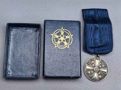 小驴勋章奖章收藏1月24日周六晚六点拍卖（珍爱和平，收藏战争，铭记历史，勿忘国耻，忠党爱国。有偿代拍，送拍规则在简介最后，参拍须阅读规则后再参拍，关系到运费包装发货时效真假辨别等关键信息，拍卖时不再发原图，看大图店主微信码在拍卖店铺介绍里） - 芬兰二级白玫瑰奖章带盒，边铭银标厂标年份标