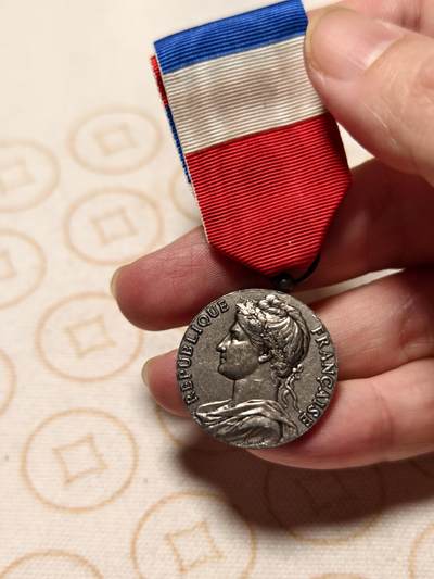 抚柳草堂-第十期章牌钱币  奖章勋章限时免佣 满百包邮 放漏专场 - 1986法国银级劳工奖章   银质 925银带银标   去掉绶带净重9.7g 品相不错原装绶带