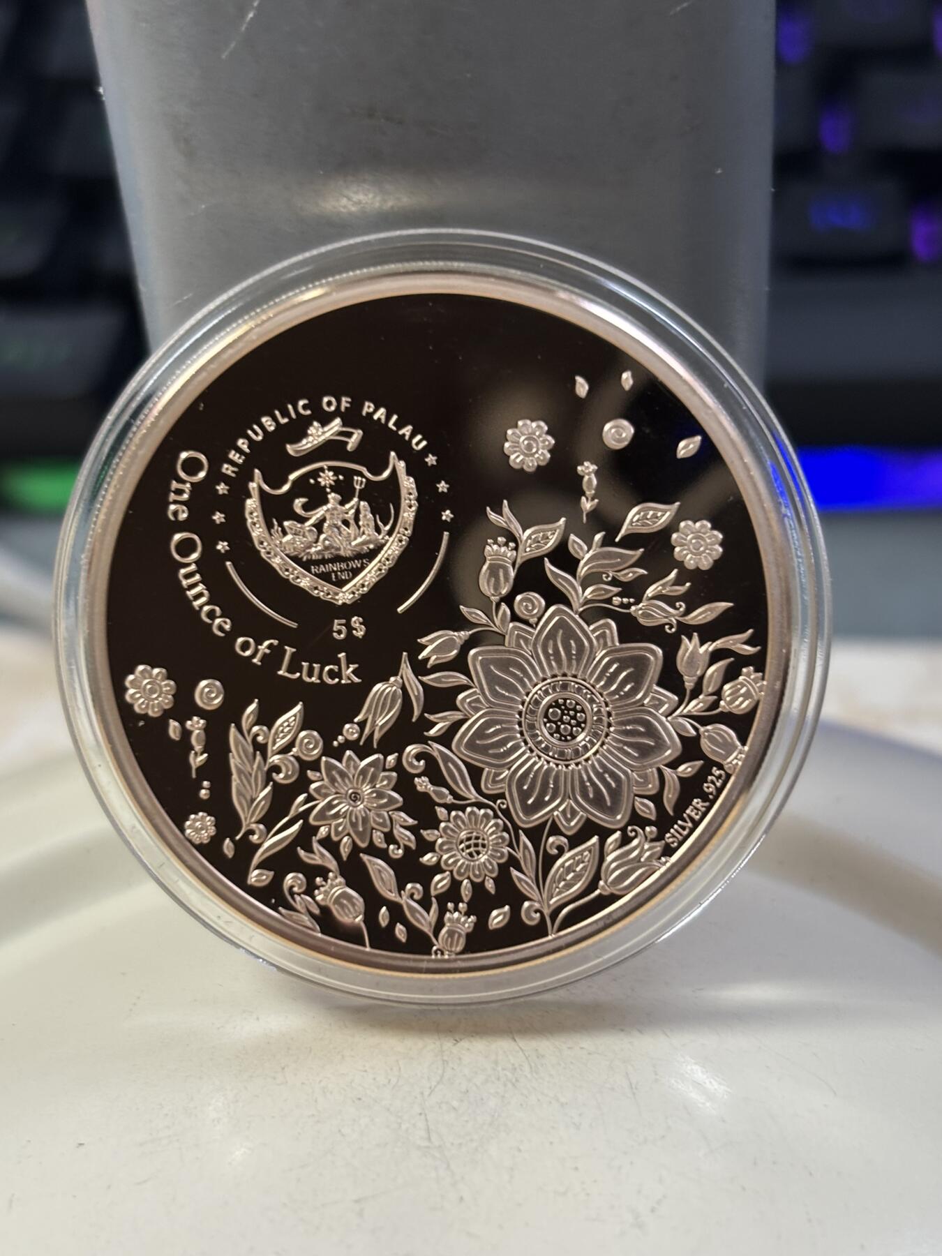 第189期拍卖 帕劳2020年幸运草系列镶嵌四叶草1盎司玫瑰金银币，999银镀金，发行2022枚，币有工艺问题，没有黑色纸套