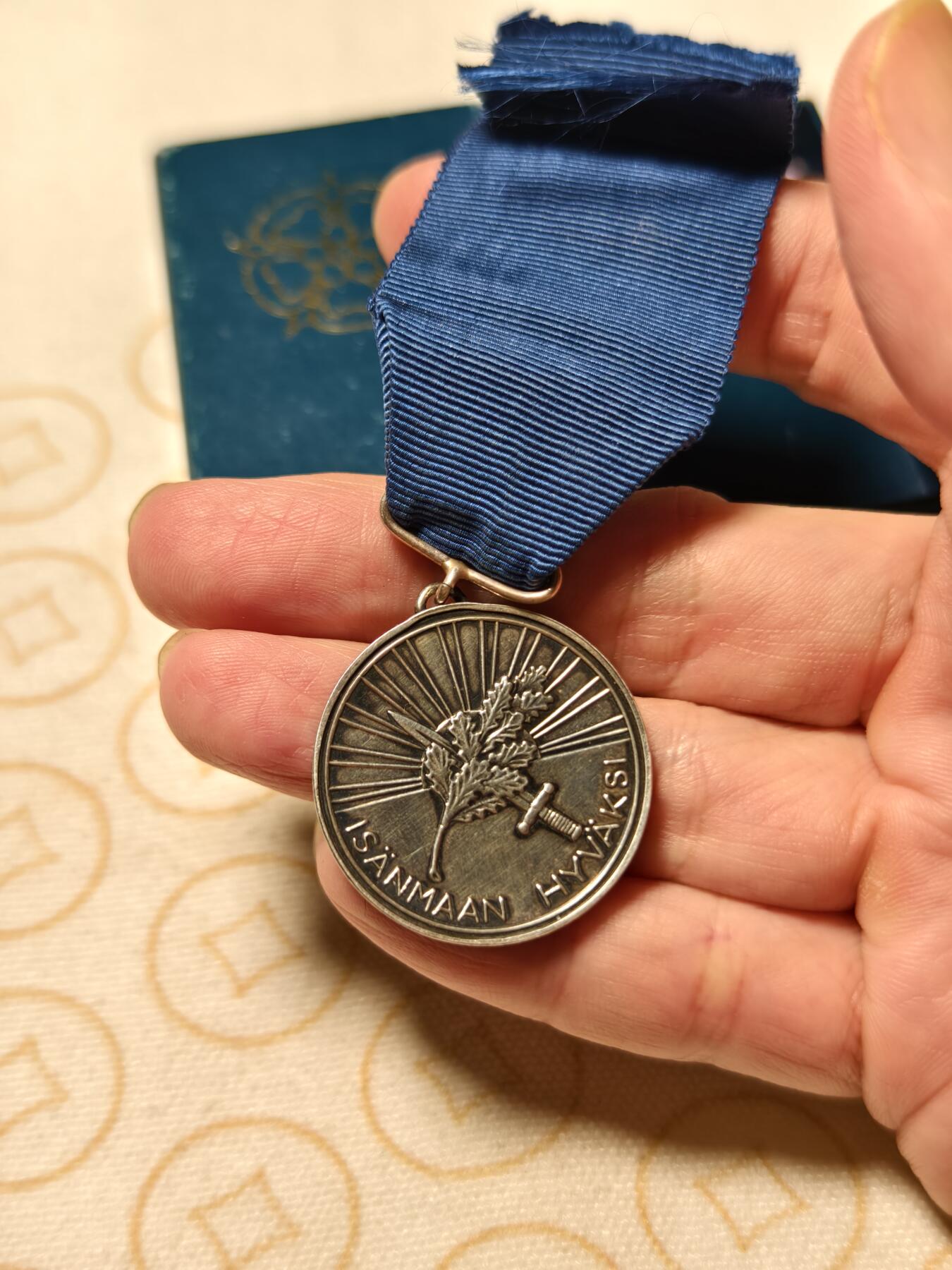 抚柳草堂-第十期章牌钱币  奖章勋章限时免佣 满百包邮 放漏专场 芬兰二级白玫瑰奖章 原盒极美品 银质四标齐全 去掉绶带净重14.7g