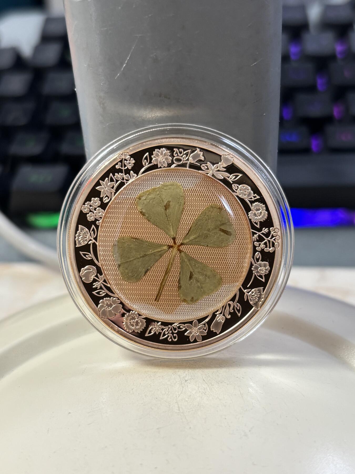 第189期拍卖 帕劳2020年幸运草系列镶嵌四叶草1盎司玫瑰金银币，999银镀金，发行2022枚，币有工艺问题，没有黑色纸套