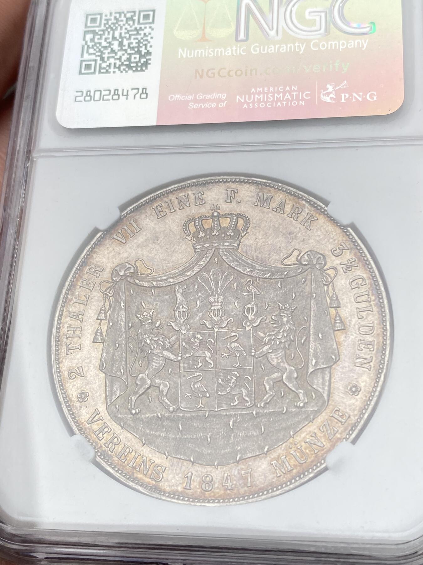 万国钱币拍卖第059期 NGC MS62 1847年德国罗伊斯-埃伯恩多夫幼系海因里希七十二世大纹章2泰勒 发行量2750枚的高难小邦品种 极具辨识度的德式精发 原味淡彩转光品相 不可多得的收藏品质