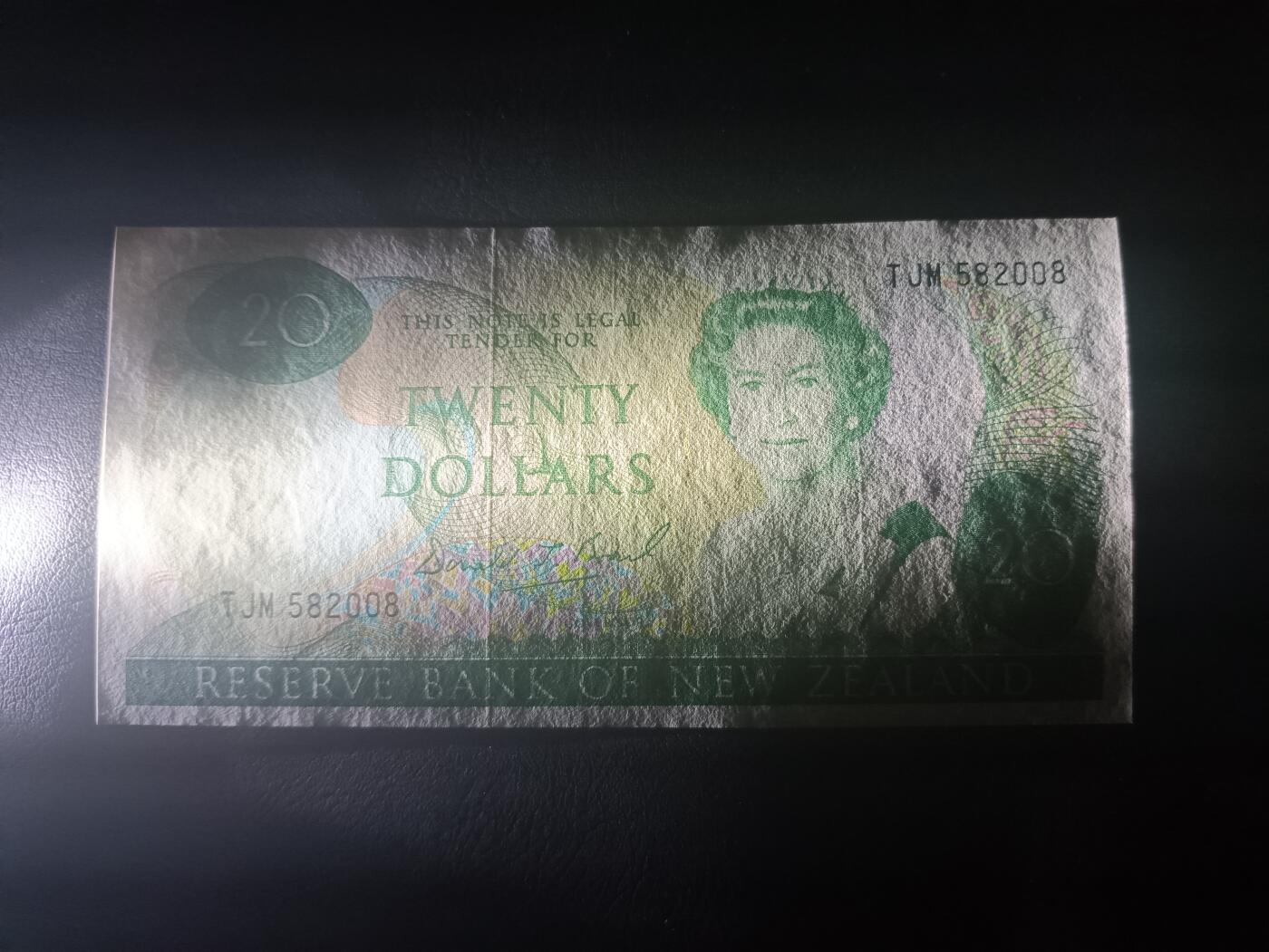 2026一月第四期，总214期 新西兰1985版20元UNC-无47，中年女王和鸽子