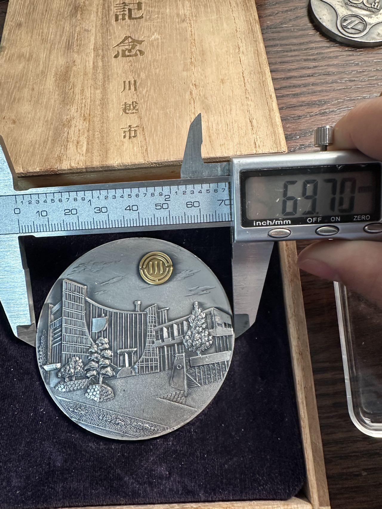 蒂克钱币-第55场 日本章 企业章拍卖 日本昭和41年 市民会馆建成纪念章 木盒