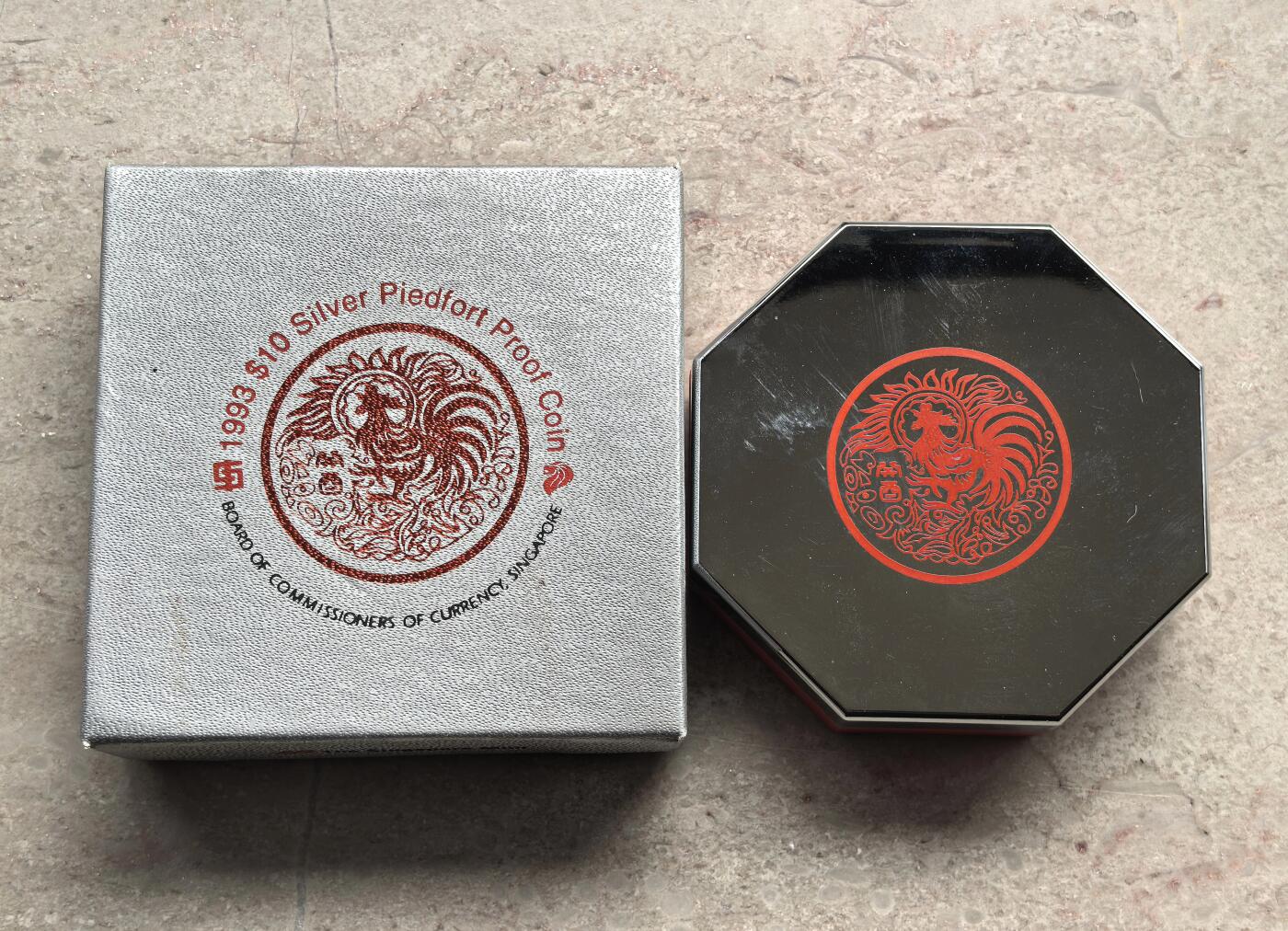 博洋堂世界钱币拍卖第158期（全场包邮） 1993年新加坡10元加厚精制银币 农历-鸡 2盎司999银 盒证全