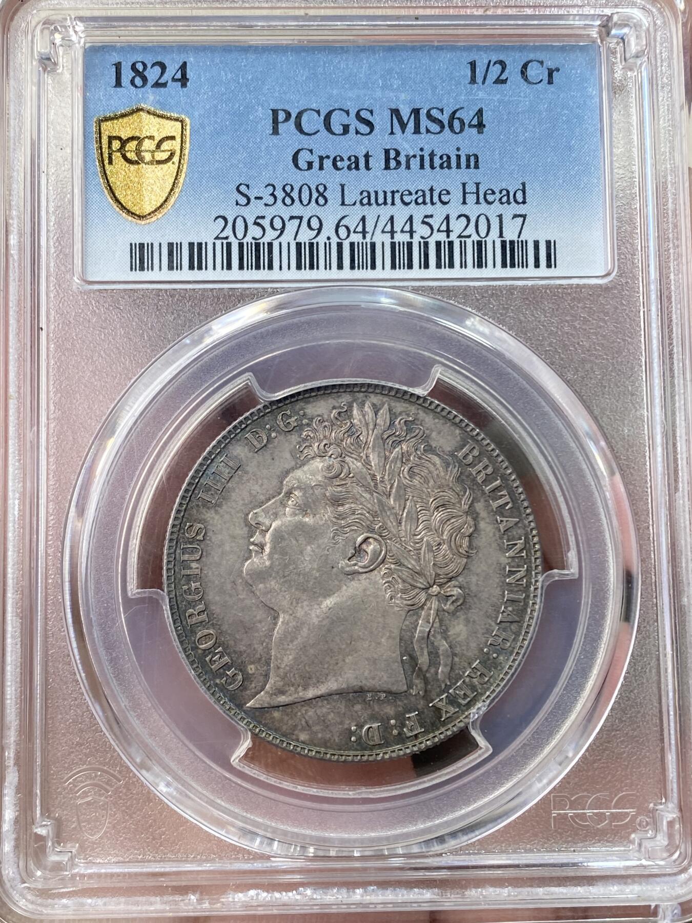 万国钱币拍卖第059期 PCGS MS64 1824年英国乔治四世嘉德1/2克朗银币 乔四流通半克朗中难度最大的一款 原味英式天鹅绒幻彩 丝绸转光底板 非常原始的状态 PC唯二冠军分 可遇不可求的典藏品质