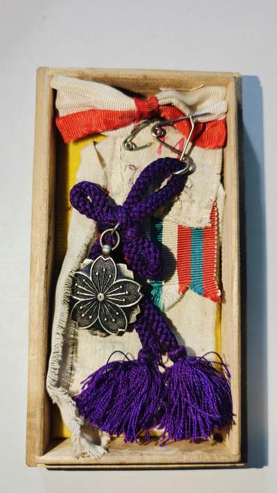 东亚勋章徽章主题拍卖6 - 军人遗族记章(带参拜纪念布条）