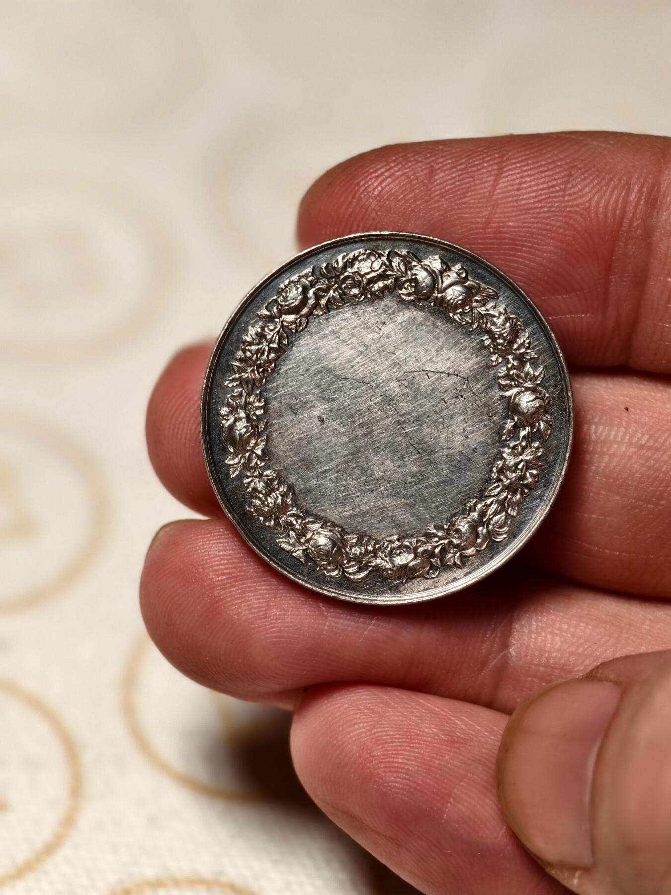 抚柳草堂-第十期章牌钱币  奖章勋章限时免佣 满百包邮 放漏专场 19世纪法国婚姻与爱情银章 难得好品背面无刻字可自用 950银重10.9克 27.9mm 丰饶角1ar银标