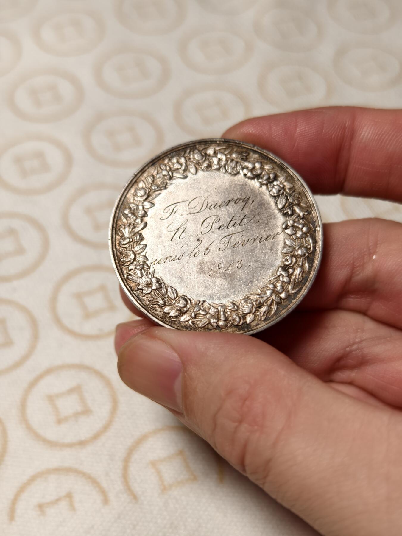 抚柳草堂-第十期章牌钱币  奖章勋章限时免佣 满百包邮 放漏专场 1843年法国婚姻与爱情纪念银章 大尺寸41mm 32.5g 950银少见船首边铭 背面手刻整体状态很不错