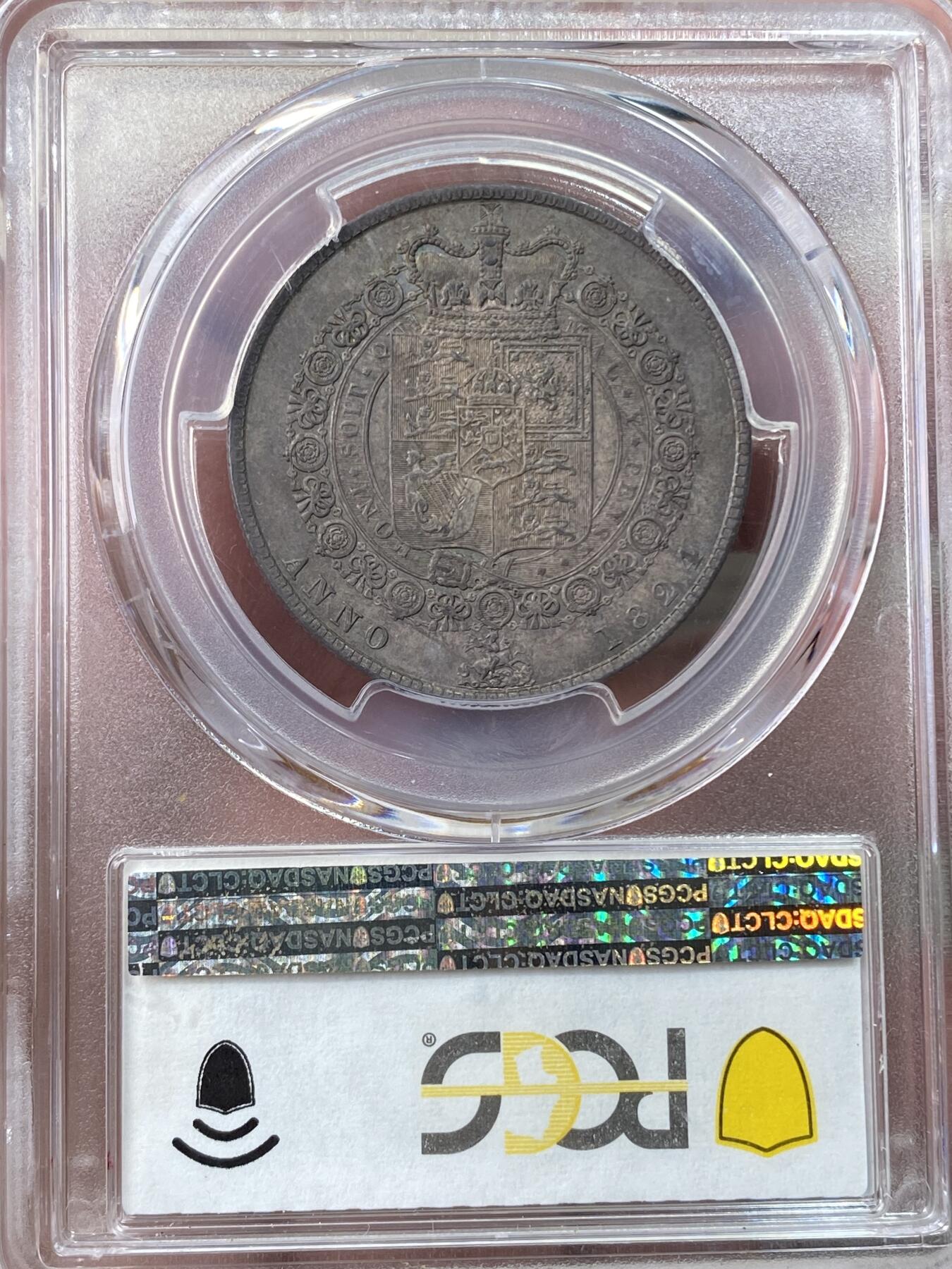 万国钱币拍卖第059期 PCGS MS64 1824年英国乔治四世嘉德1/2克朗银币 乔四流通半克朗中难度最大的一款 原味英式天鹅绒幻彩 丝绸转光底板 非常原始的状态 PC唯二冠军分 可遇不可求的典藏品质
