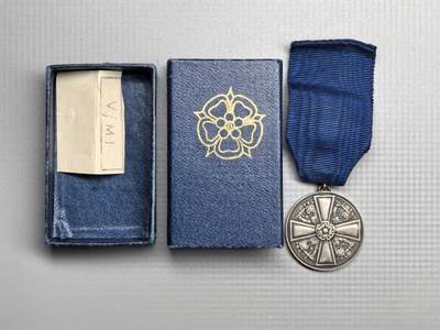 小驴勋章奖章收藏1月24日周六晚六点拍卖（珍爱和平，收藏战争，铭记历史，勿忘国耻，忠党爱国。有偿代拍，送拍规则在简介最后，参拍须阅读规则后再参拍，关系到运费包装发货时效真假辨别等关键信息，拍卖时不再发原图，看大图店主微信码在拍卖店铺介绍里） - 芬兰二级白玫瑰奖章带盒，边铭银标厂标年份标